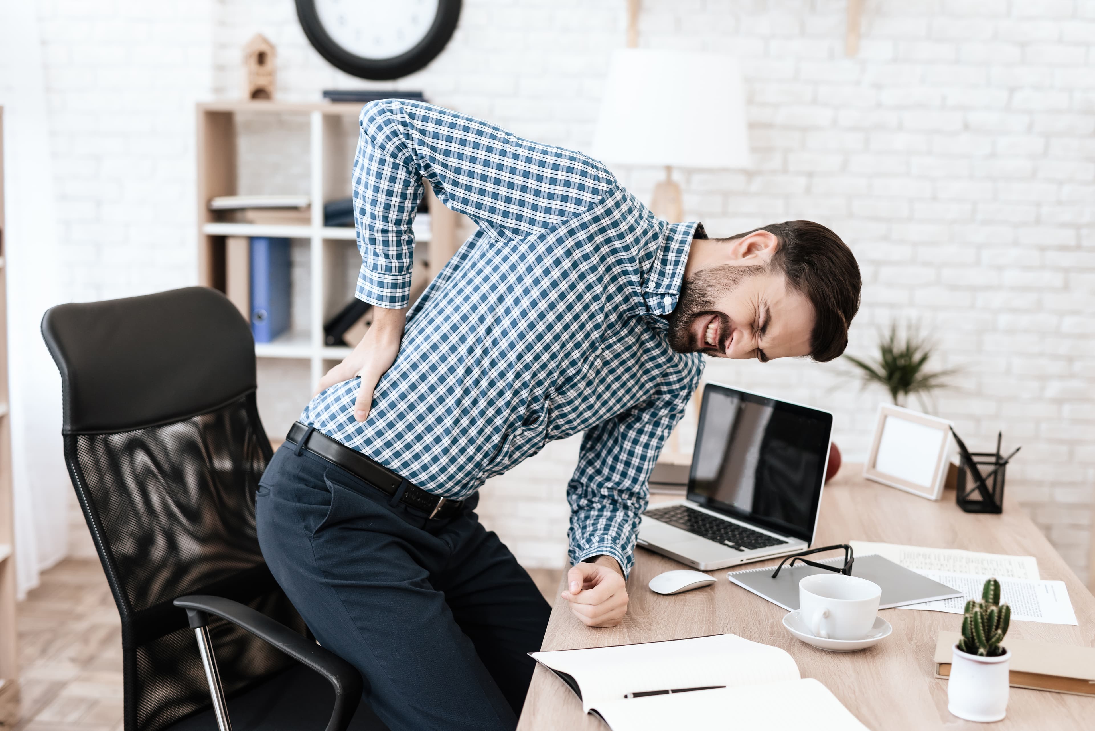 瑜伽練習的迷思 - 我骨頭很硬可以練瑜伽嗎? - man-has-sore-back-he-keeps-his-hands-waist-1.jpg