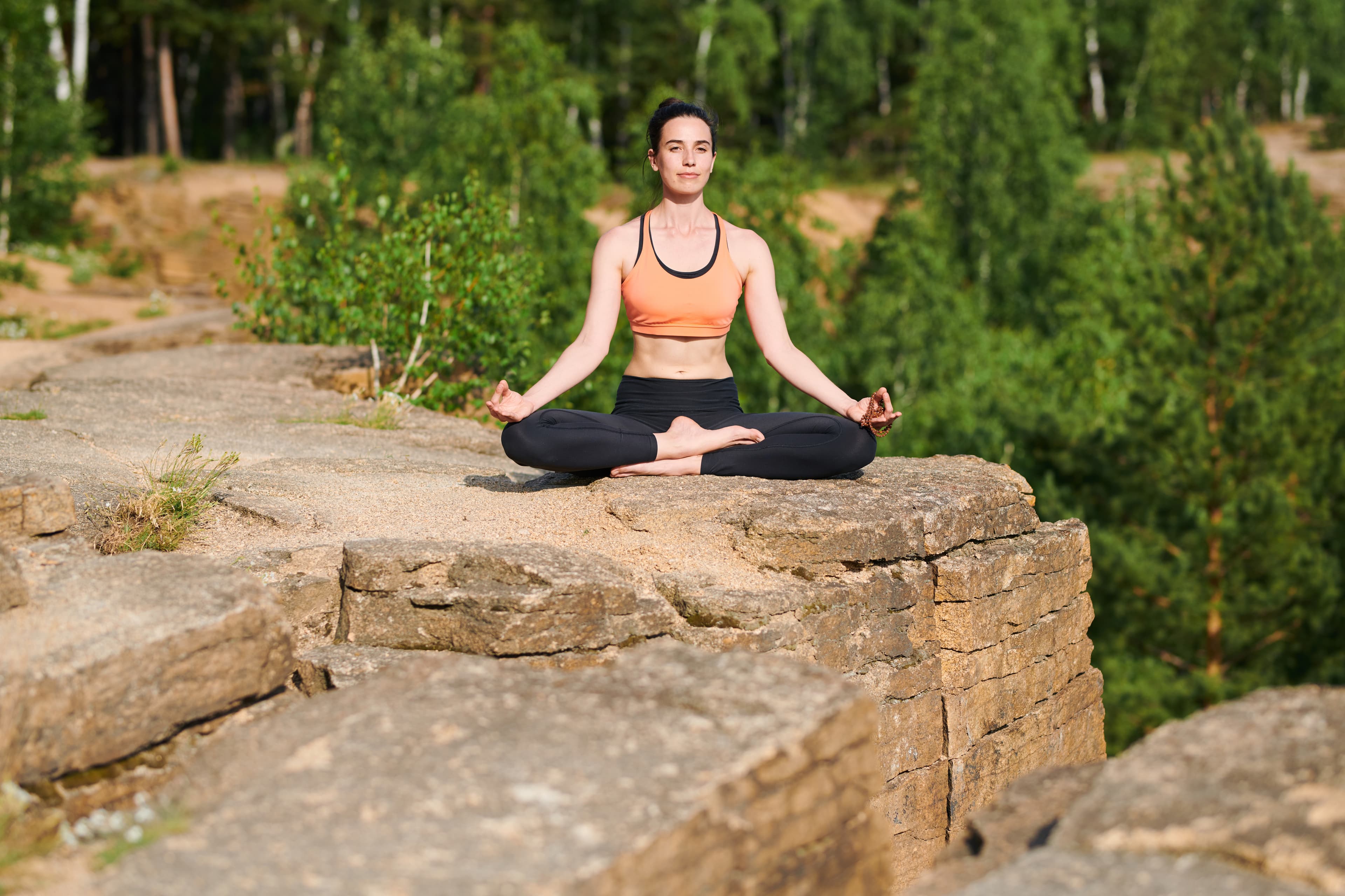 瑜伽練習的迷思 - 我骨頭很硬可以練瑜伽嗎? - content-attractive-flexible-girl-sitting-with-crossed-legs-hands-mudra-knees-woman-enjoying-meditation-fresh-air.jpg